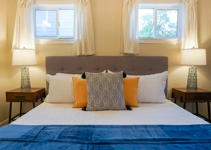 Charming Midtown Cottage Walkable & Cozy