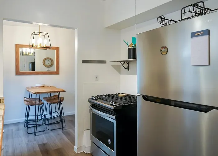 Charming Midtown Cottage Walkable & Cozy
